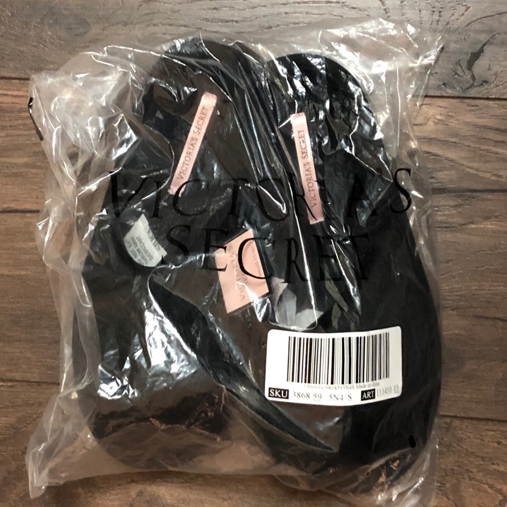 NWT Victoria’s Secret Pom-pom Slippers - Picture 3 of 3